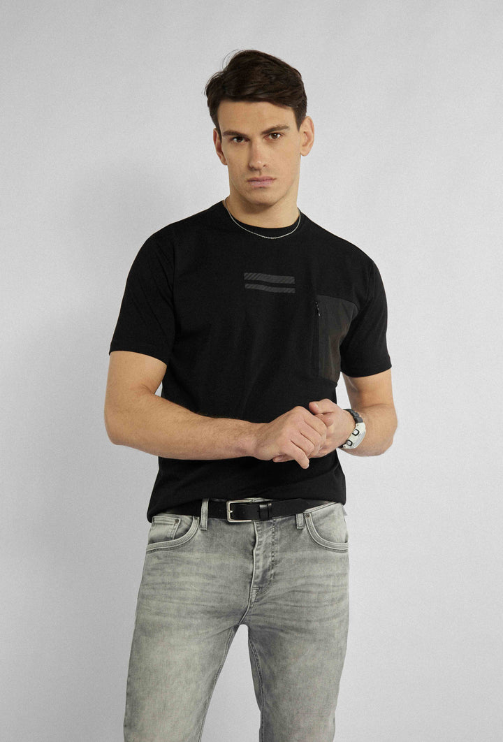 T-Shirt in Schwarz mit stylischen Stickereien