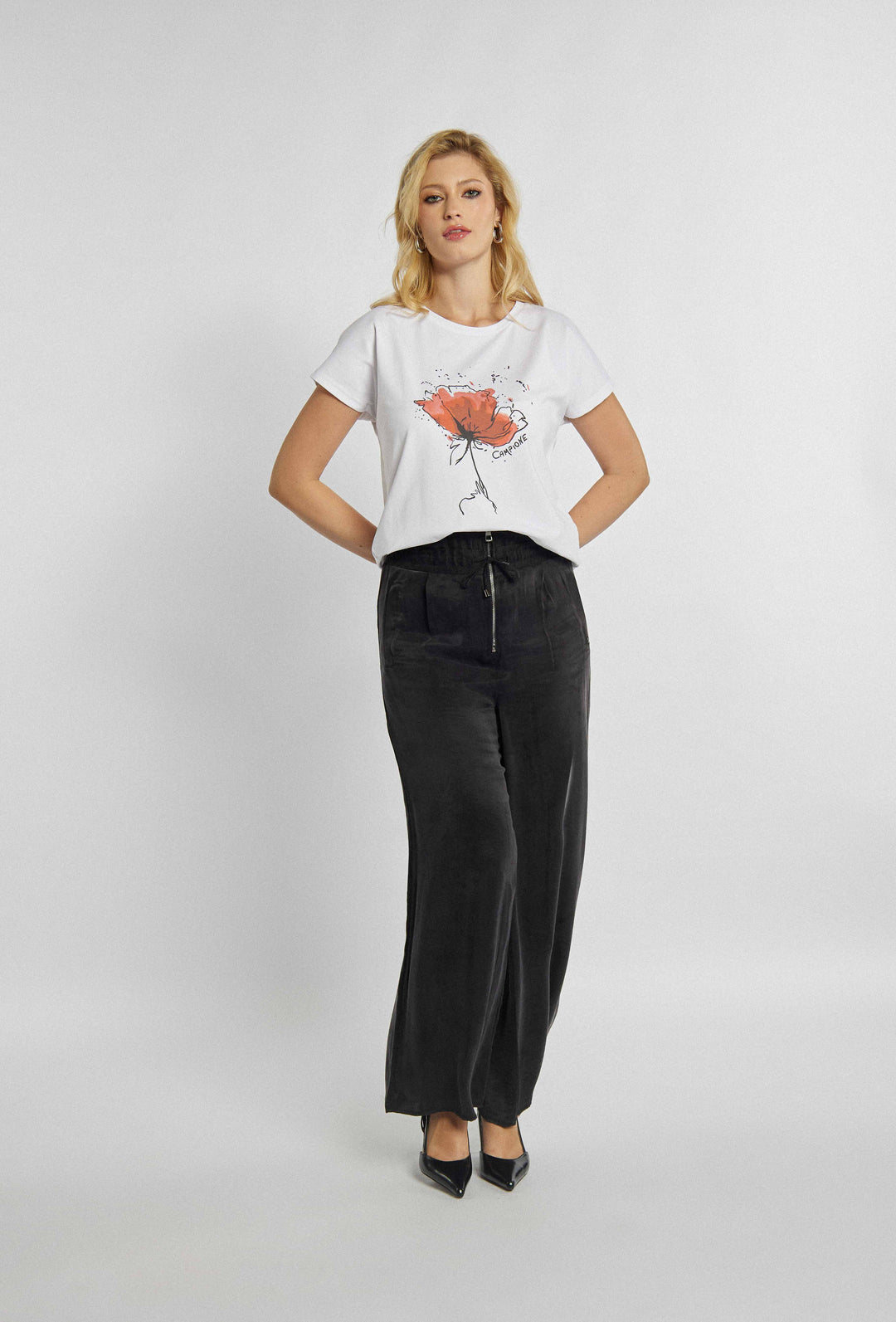 T-shirt classique avec imprimé fleur rouge