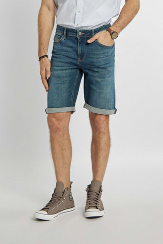 Korte broek van denimstof, opgerold
