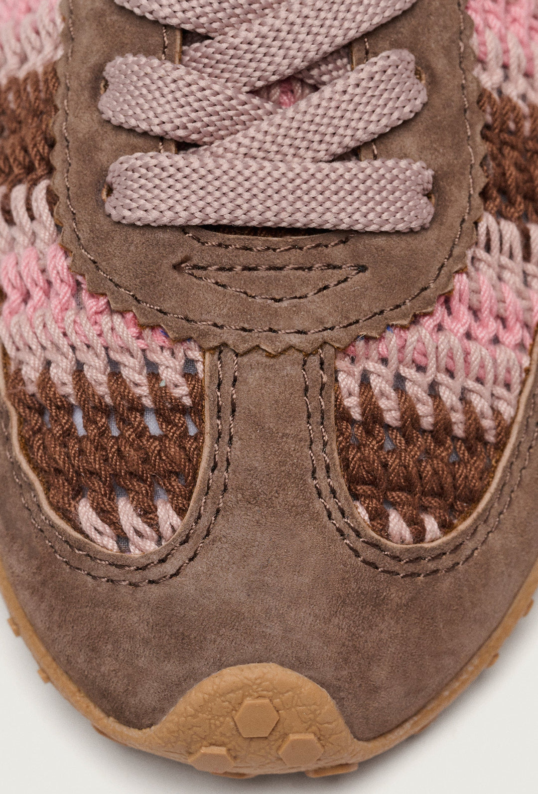Geflochtene Sneaker in Braun und Rosa