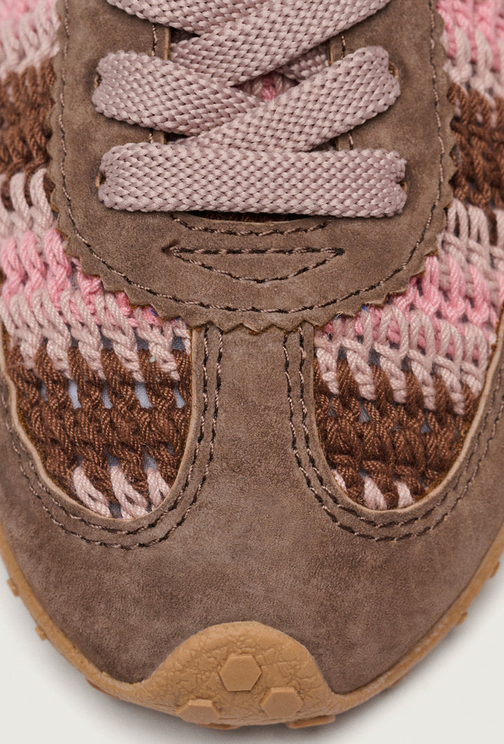 Geflochtene Sneaker in Braun und Rosa