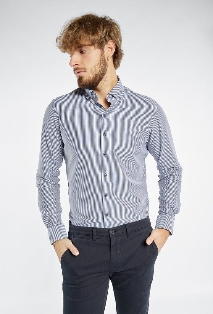 Blau-weiß gestreiftes Herrenhemd mit Button-Down-Kragen