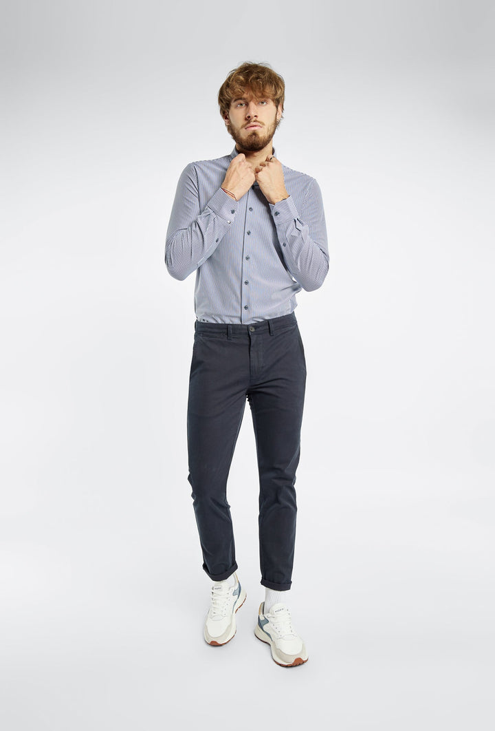 Blau-weiß gestreiftes Herrenhemd mit Button-Down-Kragen