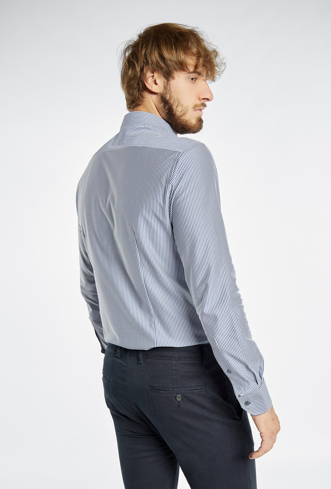 Blau-weiß gestreiftes Herrenhemd mit Button-Down-Kragen