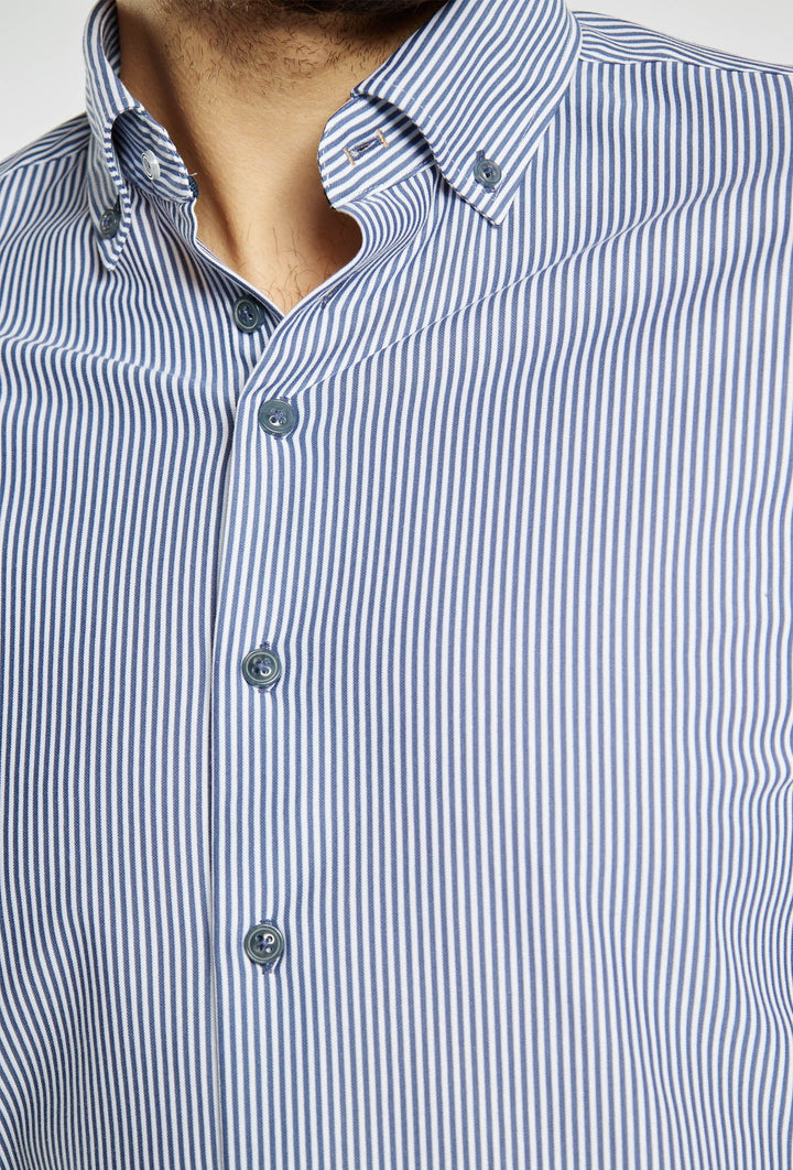 Blau-weiß gestreiftes Herrenhemd mit Button-Down-Kragen
