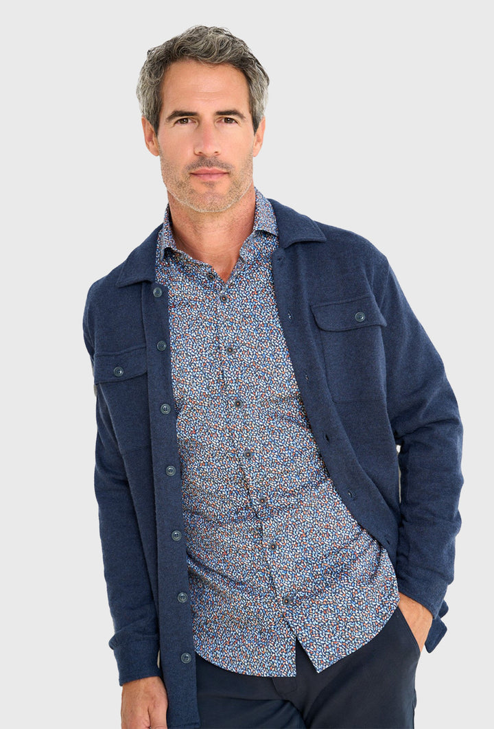 Herrenhemd mit feinem Print in Navy, Blau und Rostrot
