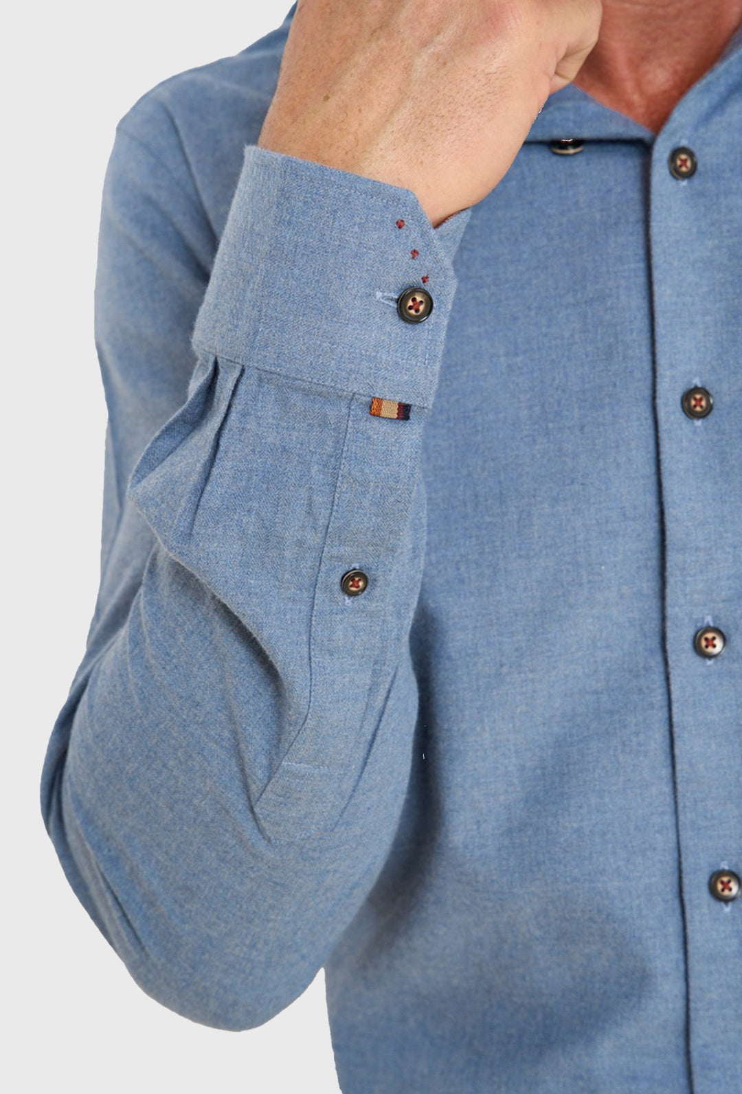 Blaues Flanell-Herrenhemd mit dezenter Innenverarbeitung