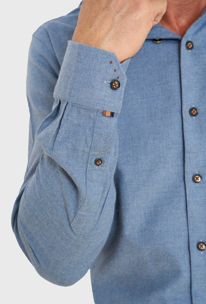Blaues Flanell-Herrenhemd mit dezenter Innenverarbeitung