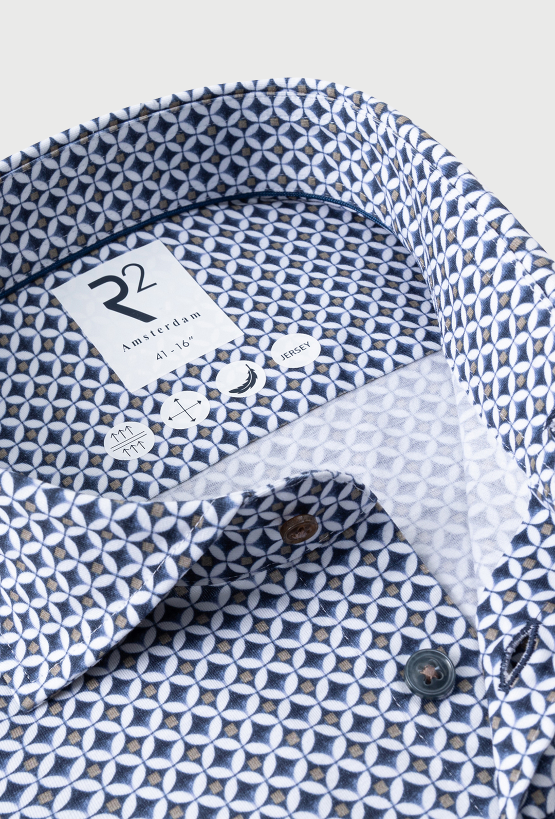 Geometrisches Hemd im Print in Navy und Weiß