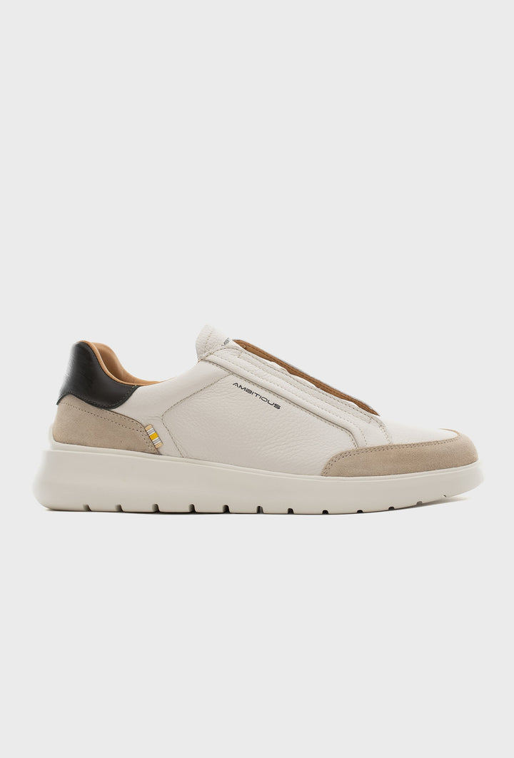 Moderne Slip-on-Sneaker mit Wildledereinsätzen
