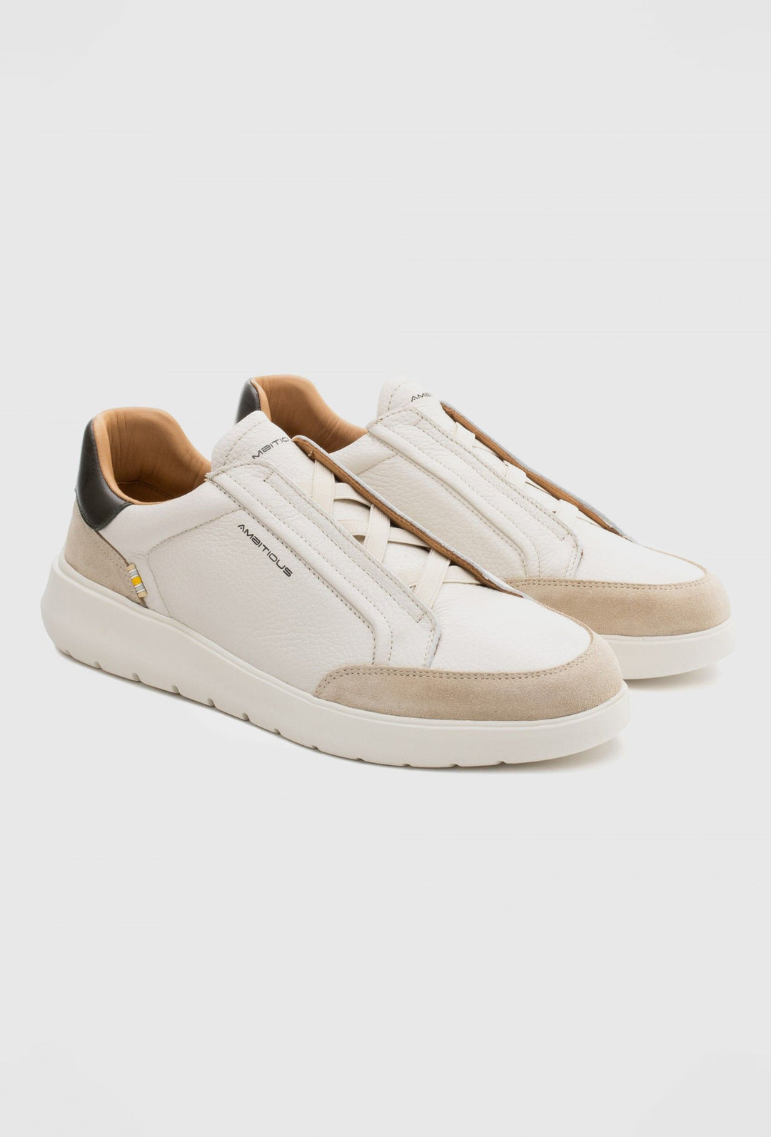 Moderne Slip-on-Sneaker mit Wildledereinsätzen