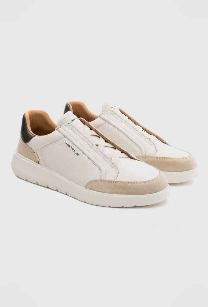 Moderne Slip-on-Sneaker mit Wildledereinsätzen