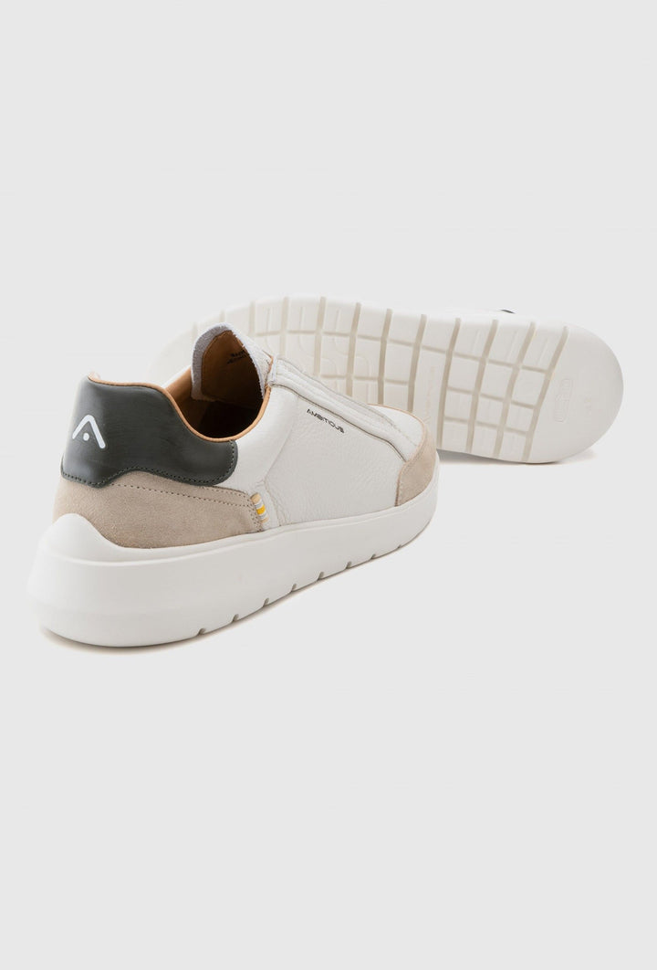 Moderne Slip-on-Sneaker mit Wildledereinsätzen