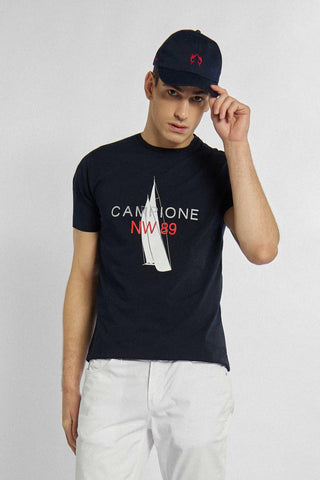 Marineblauw T-shirt met nautische print en stijlvolle letters