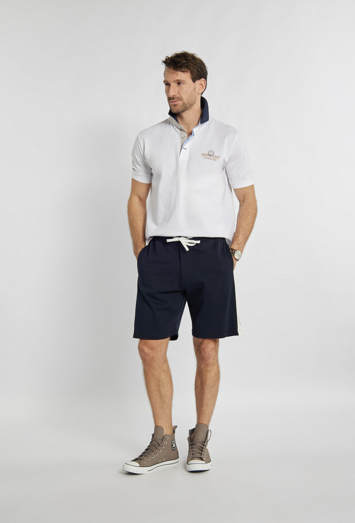 Short bleu marine avec rayures blanches sur les côtés et un cordon