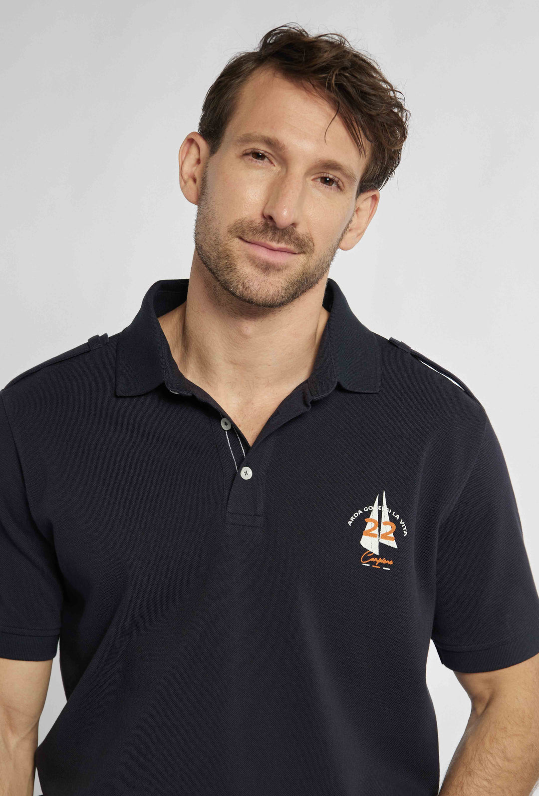 Marineblauw poloshirt met nautisch, subtiel patroon