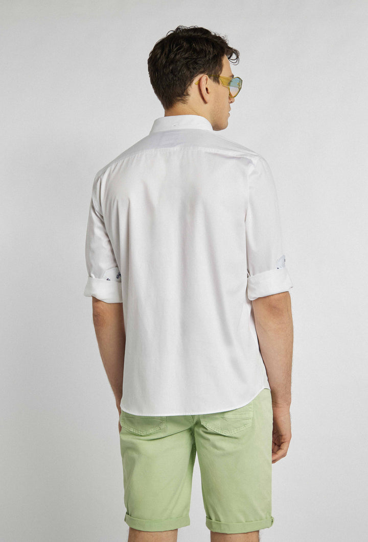 Chemise blanche avec poche poitrine, logo de la marque et motif floral