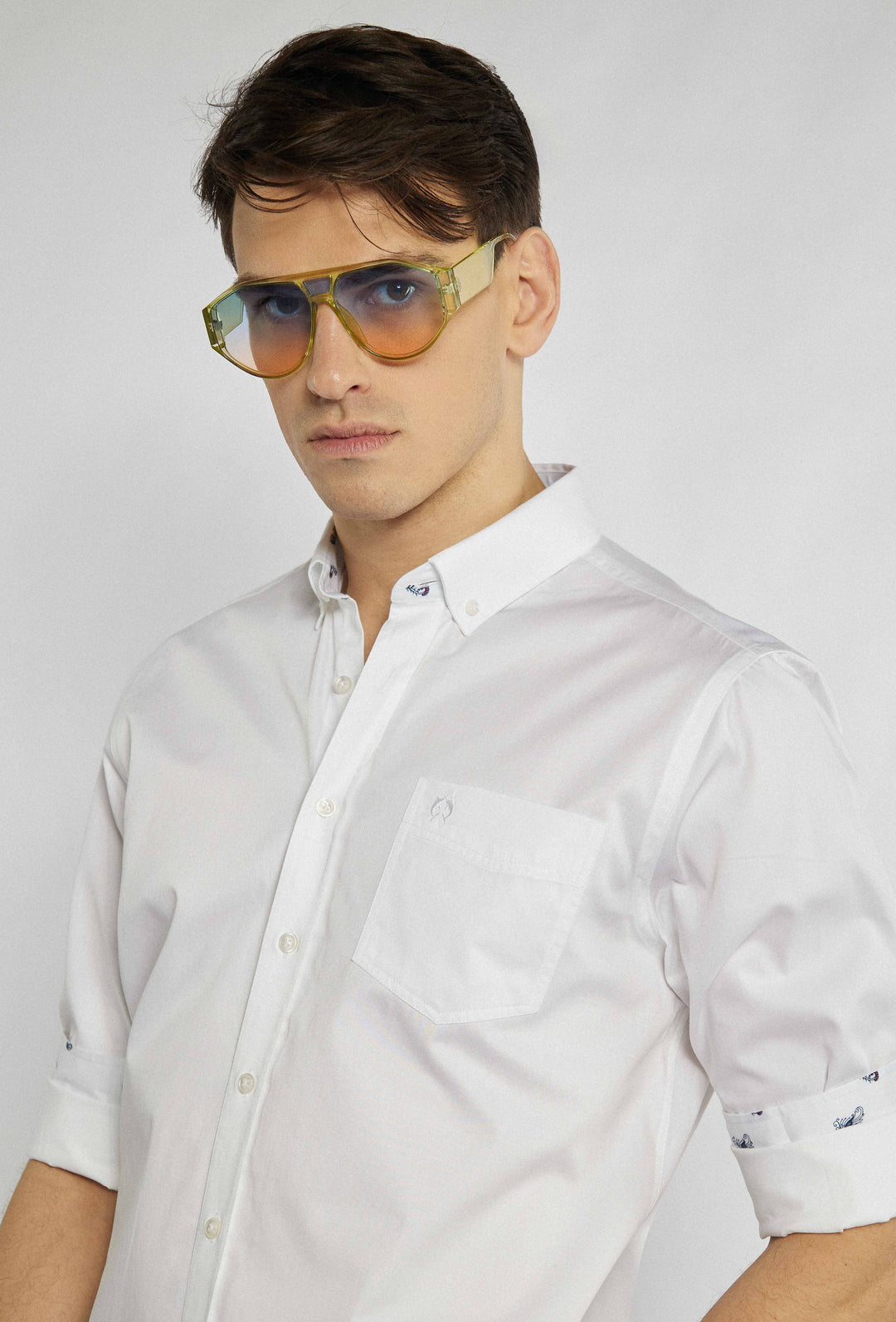 Chemise blanche avec poche poitrine, logo de la marque et motif floral