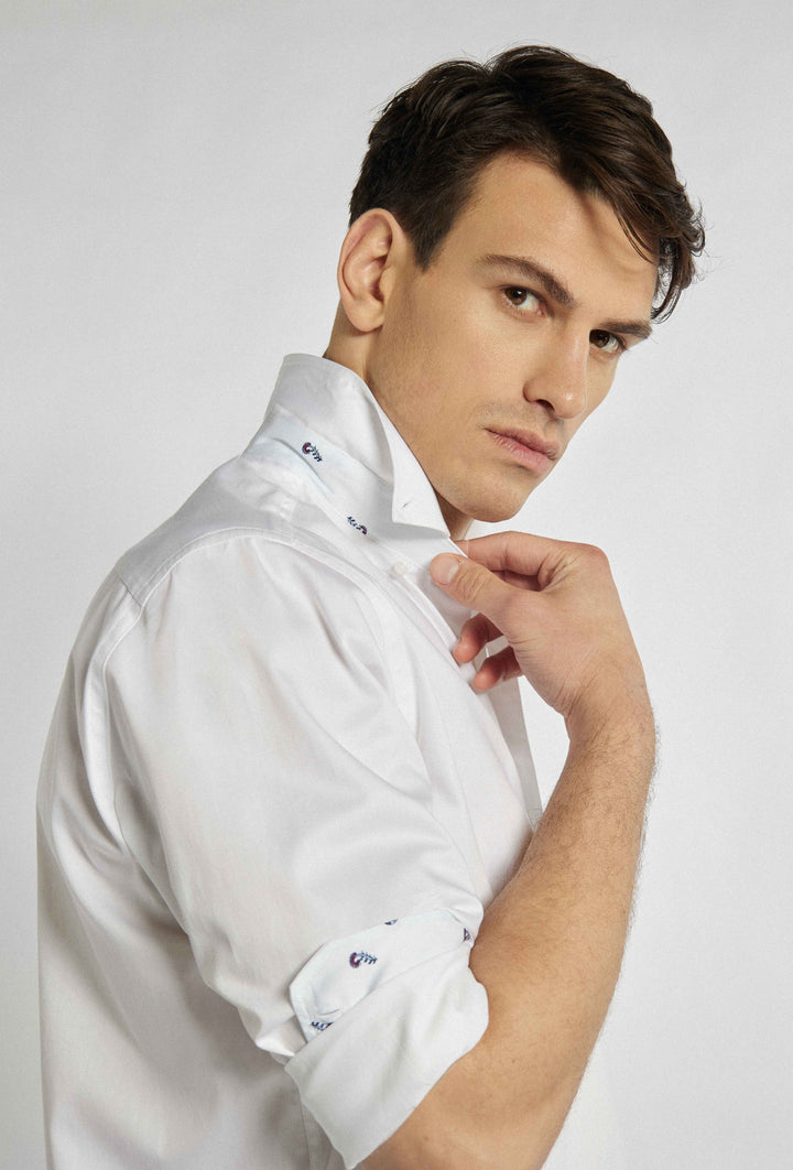 Chemise blanche avec poche poitrine, logo de la marque et motif floral