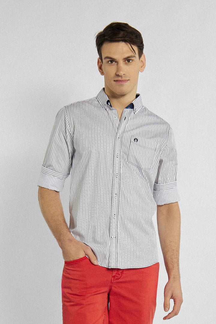 Chemise classique à fines rayures bleu marine et logo sur la poche
