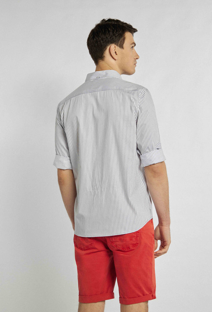 Chemise classique à fines rayures bleu marine et logo sur la poche