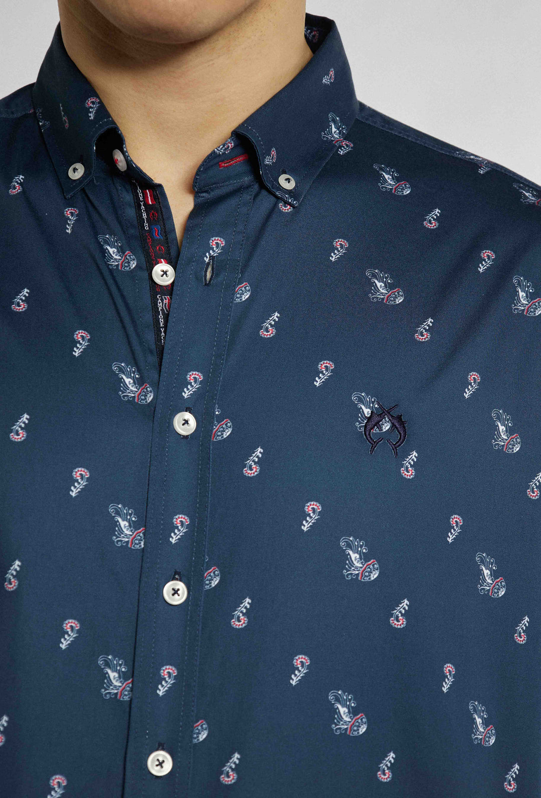 Chemise bleu marine à motif inhabituel avec coupe classique