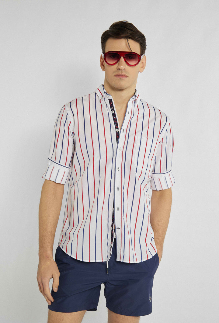 Chemise élégante à la coupe classique à rayures bleues et rouges