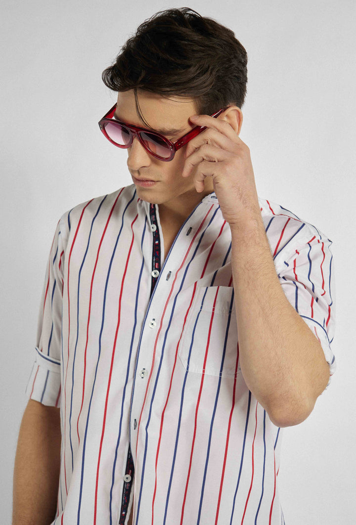 Chemise élégante à la coupe classique à rayures bleues et rouges