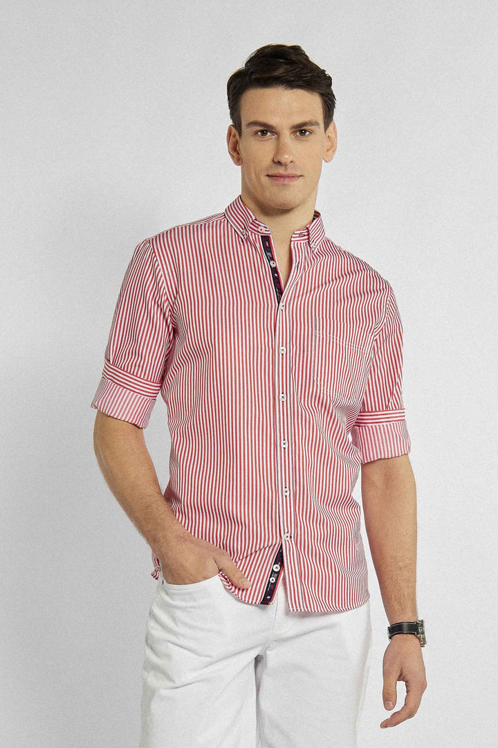 Chemise boutonnée élégante à fines rayures rouges et blanches