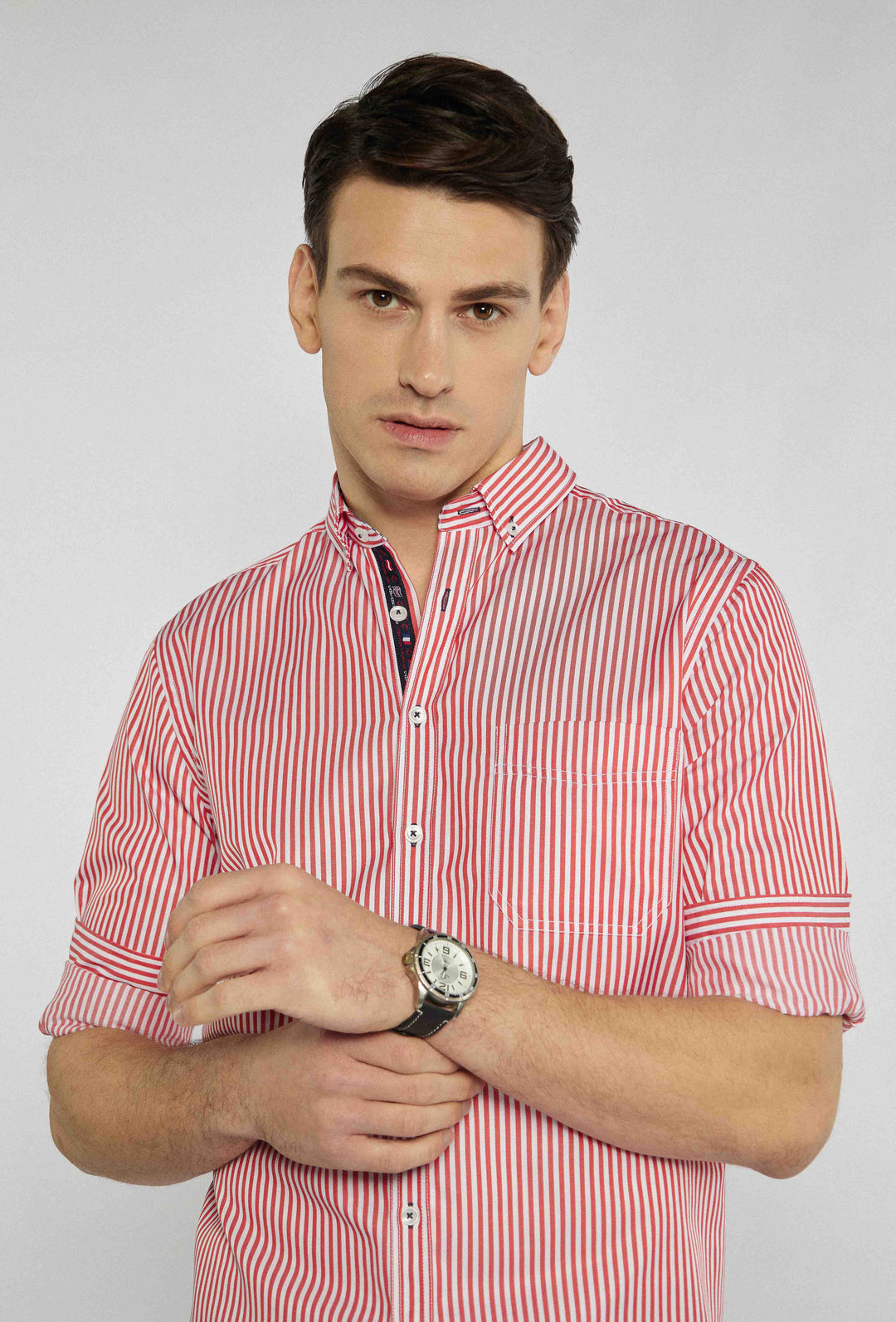 Chemise boutonnée élégante à fines rayures rouges et blanches