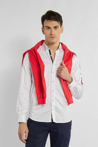 Wit shirt met verschillende gekleurde letters op de mouw