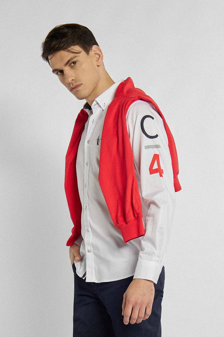 Chemise blanche avec lettrage de différentes couleurs sur la manche
