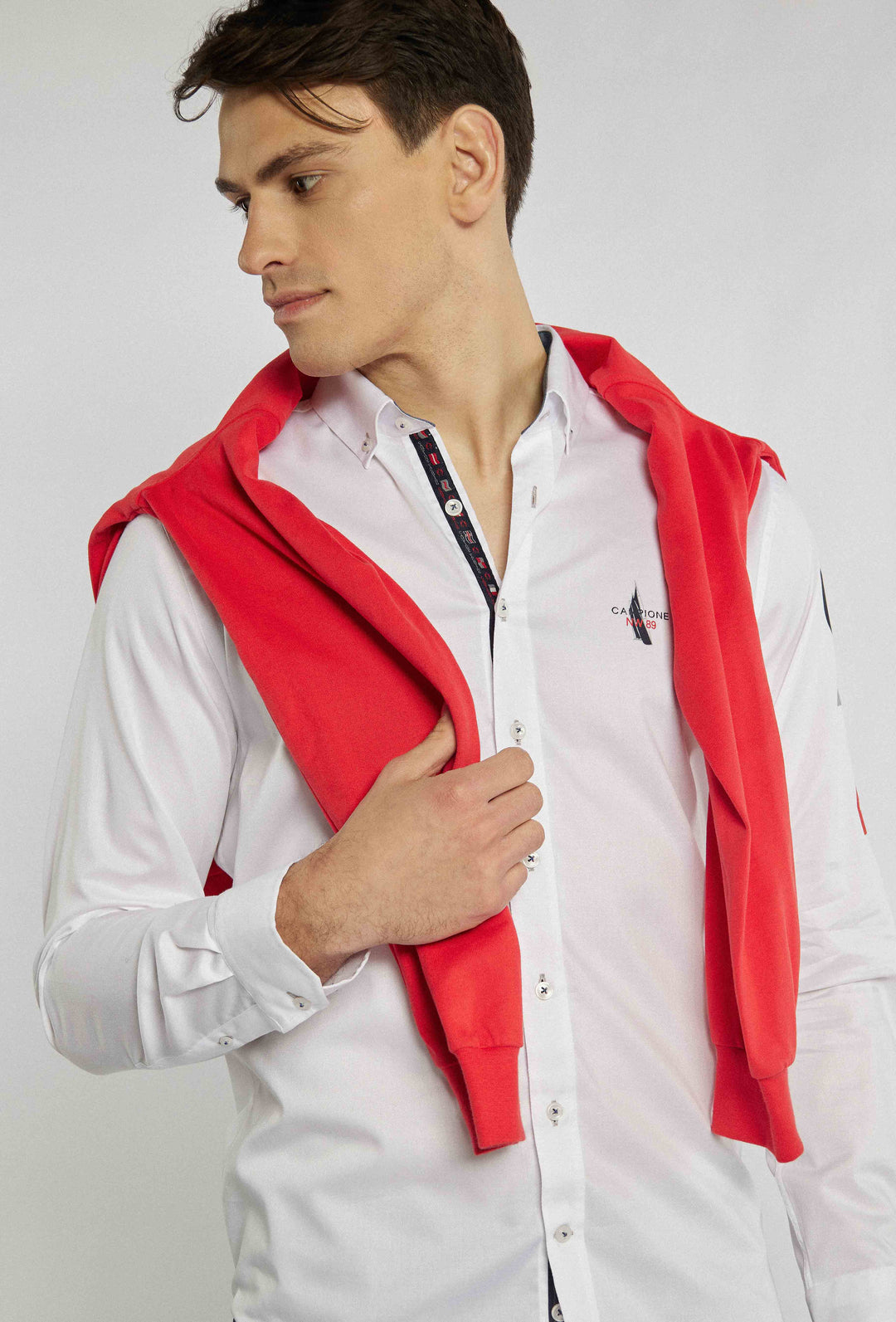 Chemise blanche avec lettrage de différentes couleurs sur la manche