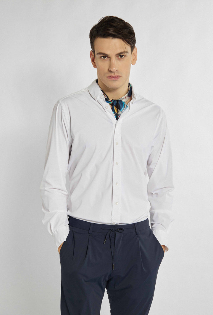 Wit overhemd, eenvoudig, klassieke snit, geen accessoires