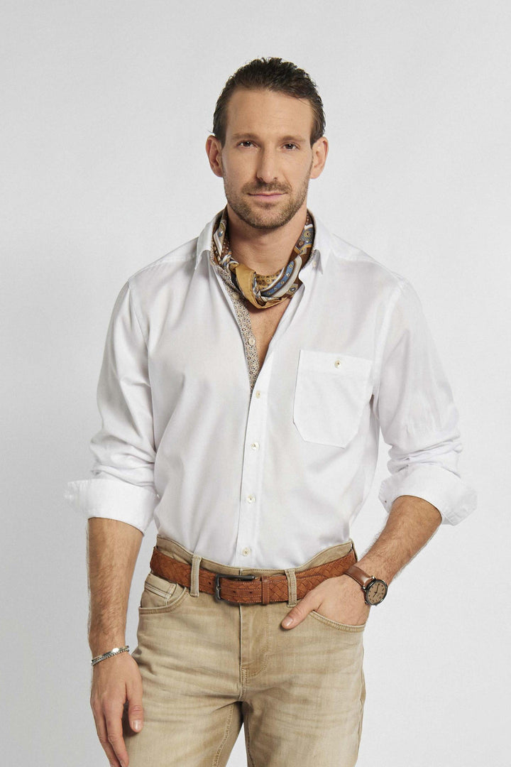 Chemise classique blanche à boutons dorés Coupe régulière