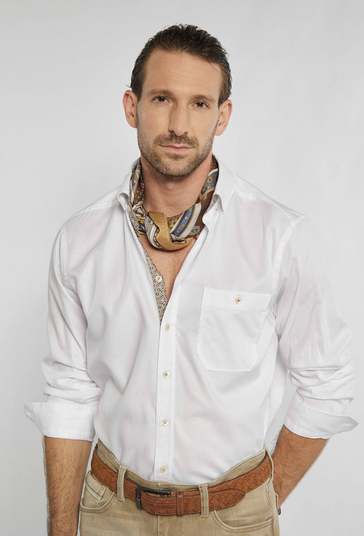 Chemise classique blanche avec boutons dorés Coupe moderne