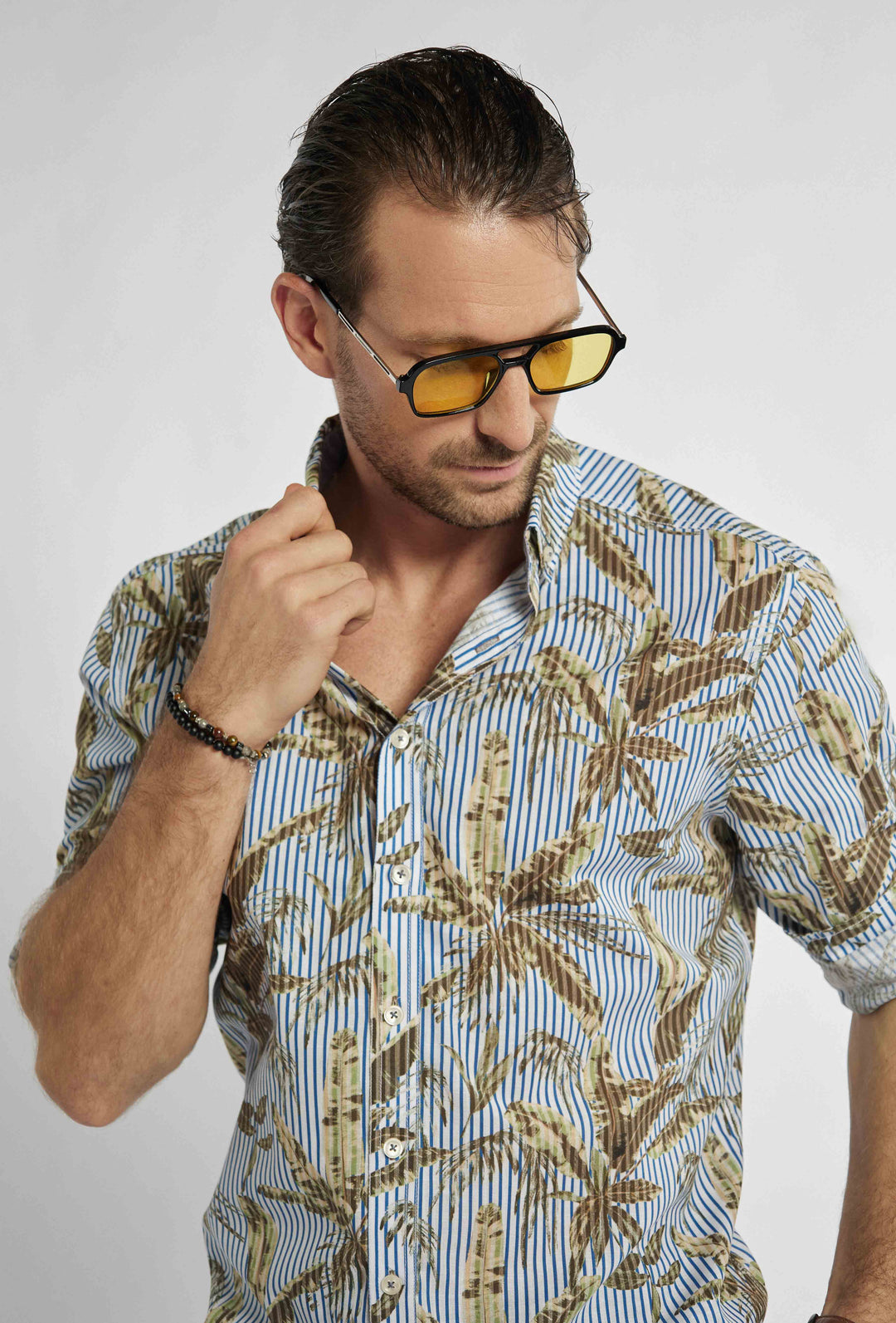 Chemise à rayures bleu marine et blanches et motif feuillu
