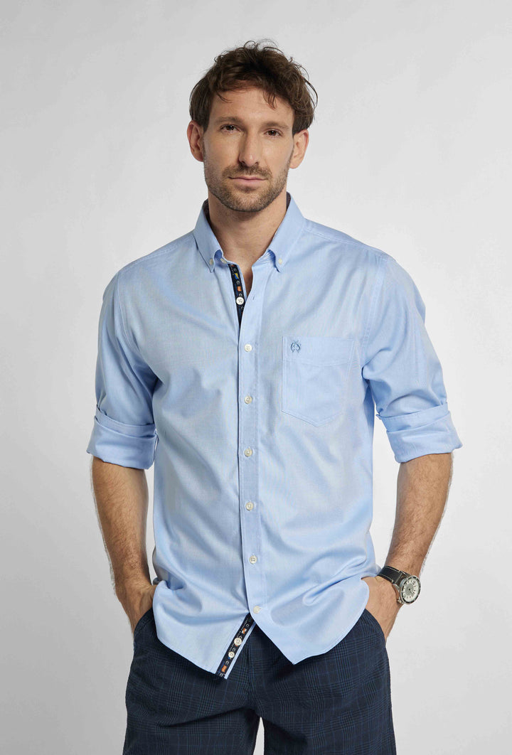Chemise boutonnée bleue élégante à la coupe minimaliste