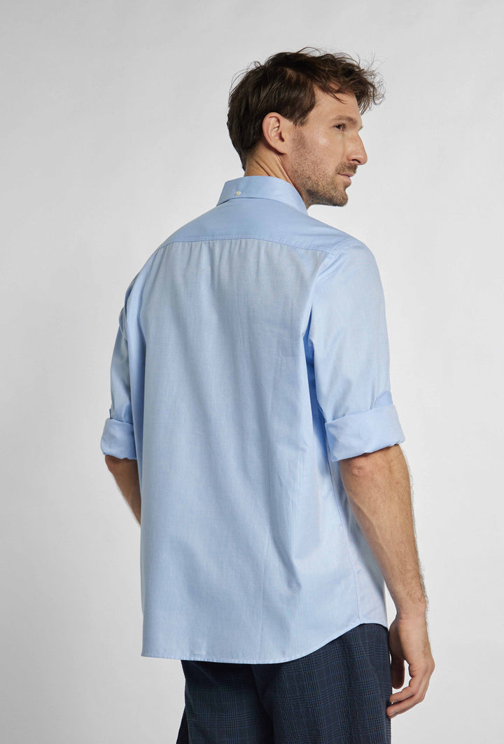 Chemise boutonnée bleue élégante à la coupe minimaliste