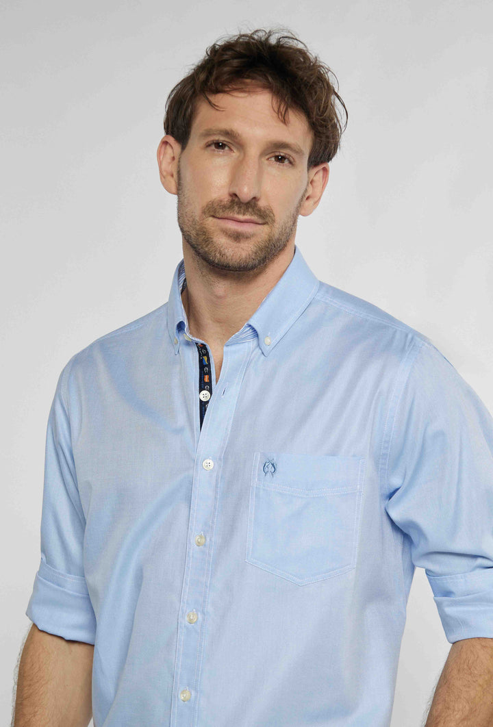 Chemise boutonnée bleue élégante à la coupe minimaliste