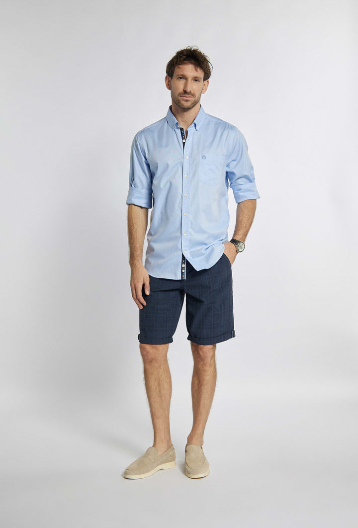 Chemise boutonnée bleue élégante à la coupe minimaliste