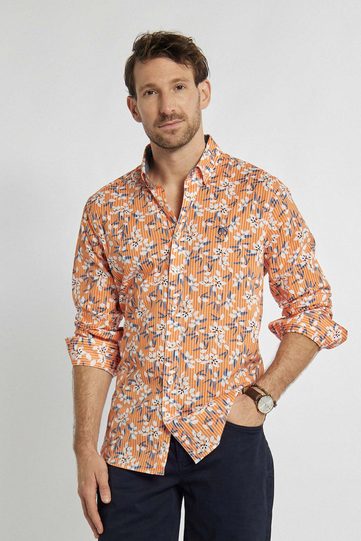 Chemise orange avec un motif floral inhabituel blanc et bleu marine