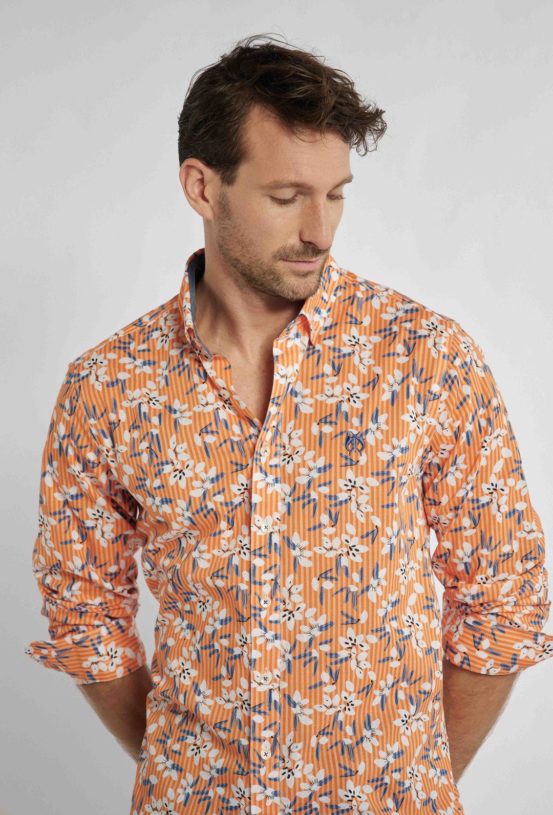 Chemise orange avec un motif floral inhabituel blanc et bleu marine