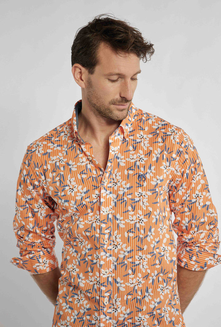 Chemise orange avec un motif floral inhabituel blanc et bleu marine