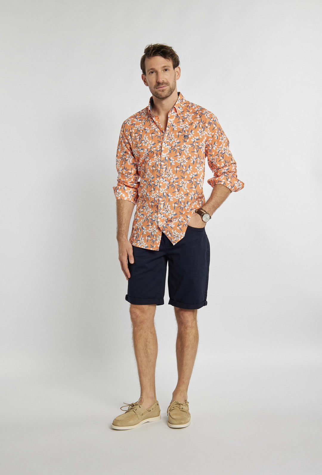 Chemise orange avec un motif floral inhabituel blanc et bleu marine