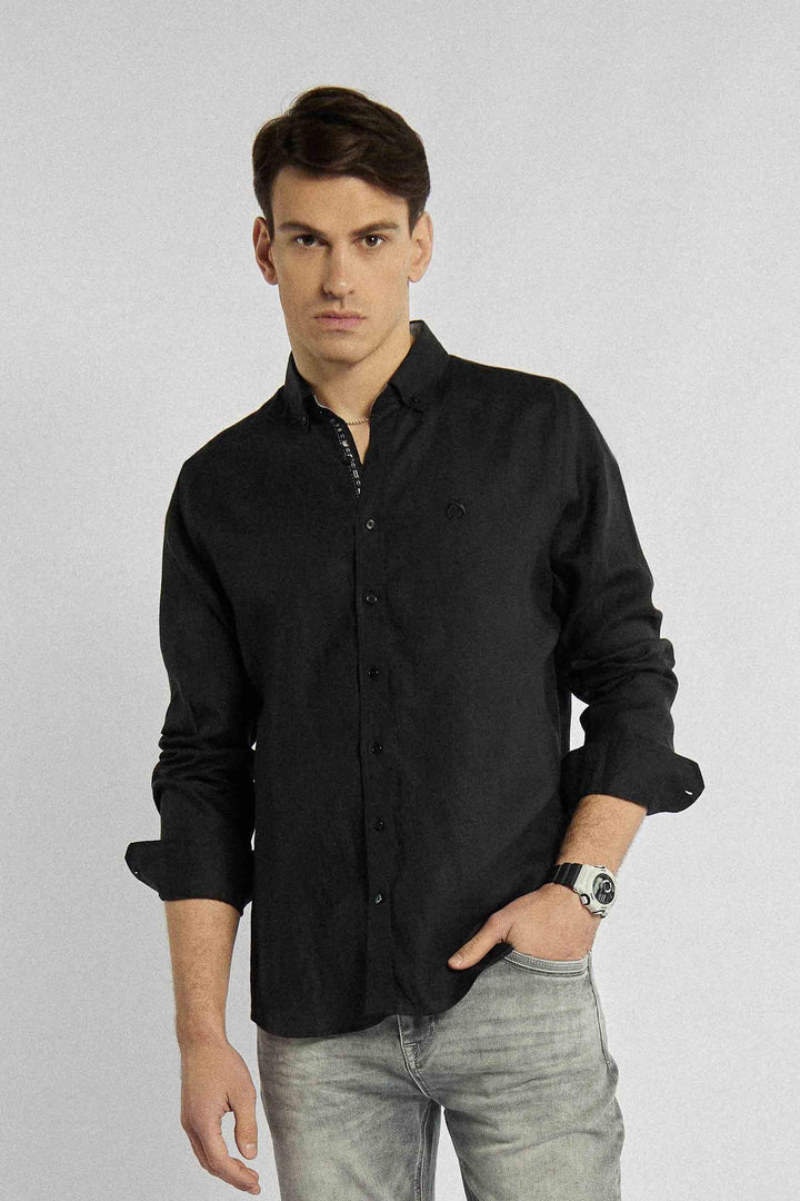 Chemise simple et classique en noir avec logo sur la poitrine