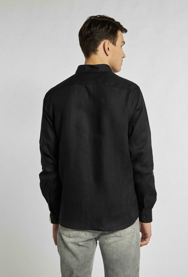 Chemise simple et classique en noir avec logo sur la poitrine