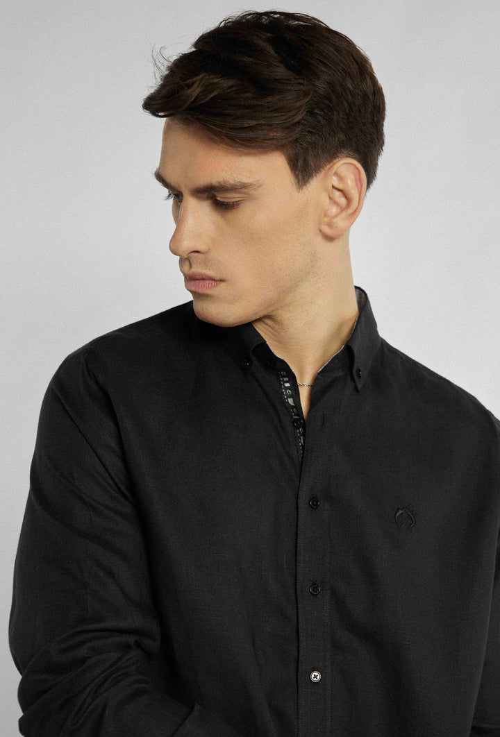 Chemise simple et classique en noir avec logo sur la poitrine