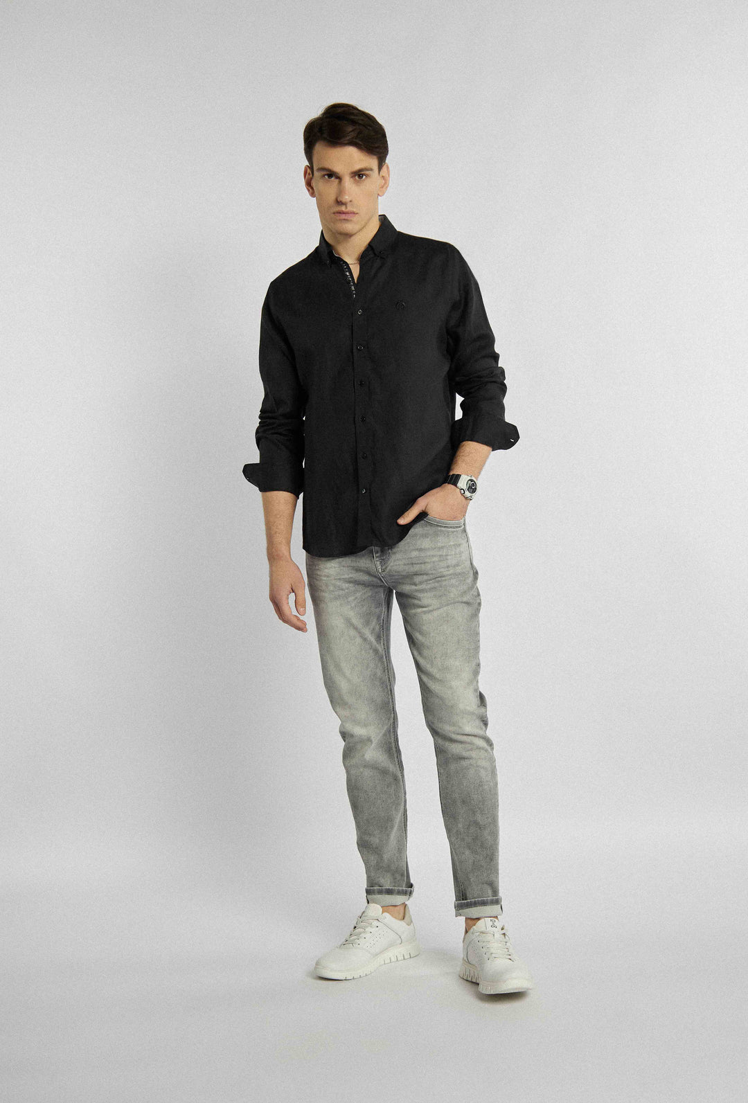 Chemise simple et classique en noir avec logo sur la poitrine