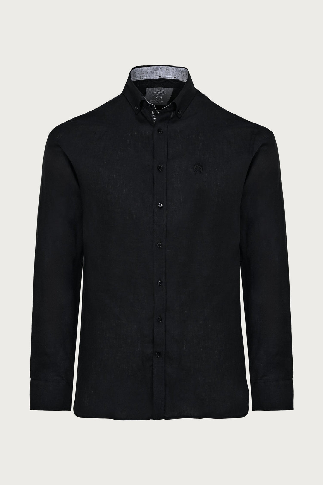 Chemise simple et classique en noir avec logo sur la poitrine